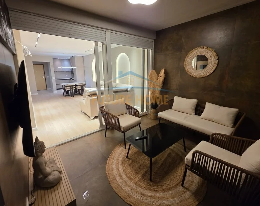 Shitet, Apartament 2+1+2 me verande, tek Ish Ekspozita, Tiranë