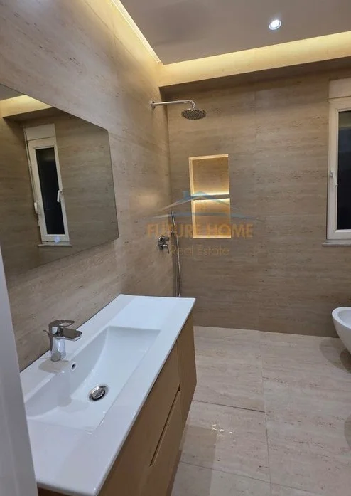 Shitet, Apartament 2+1+2 me verande, tek Ish Ekspozita, Tiranë