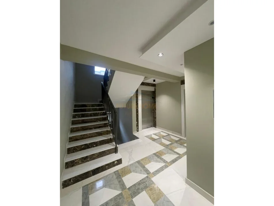 Tirane, shitet apartament 1+1+Ballkon Kati 1, 56 m² 165.000 € (Shkolla e Kuqe)
