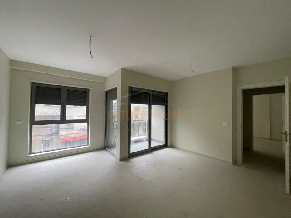 Tirane, shitet apartament 1+1+Ballkon Kati 1, 56 m² 165.000 € (Shkolla e Kuqe)
