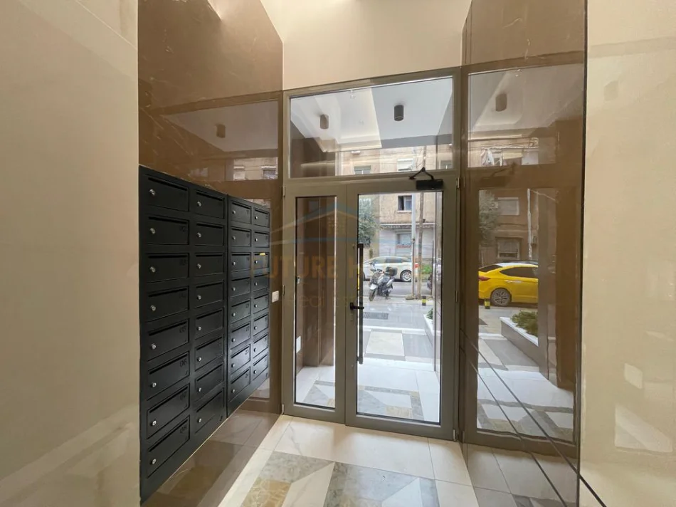 Tirane, shitet apartament 1+1+Ballkon Kati 1, 56 m² 165.000 € (Shkolla e Kuqe)