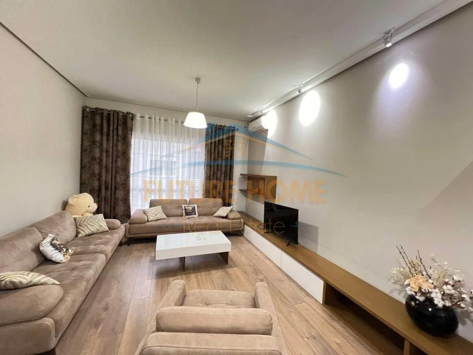 Tirane, jepet me qera apartament 1+1+Ballkon Kati 5, 73 m² 600 € (Kopshti Botanik)