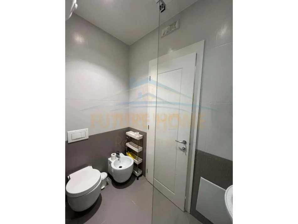 Tirane, jepet me qera apartament 1+1+Ballkon Kati 5, 82 m² 600 € 