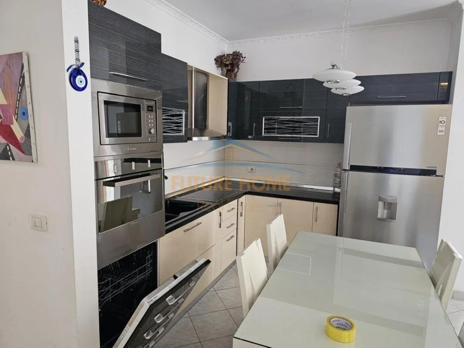 Tirane, shitet ME KREDI apartament 2+1+2 Kati 4, 100 m² 140.000 € (SHKOZE)