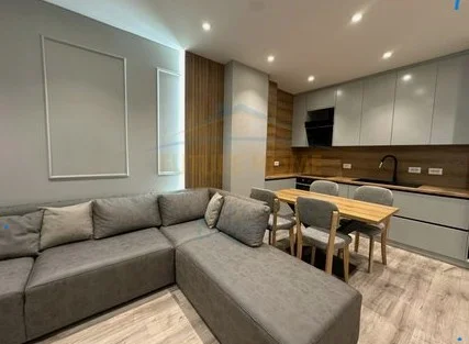 Tirane, jepet me qera apartament 1+1+Ballkon Kati 2, 60 m² 700 € (Shkolla e Kuqe)