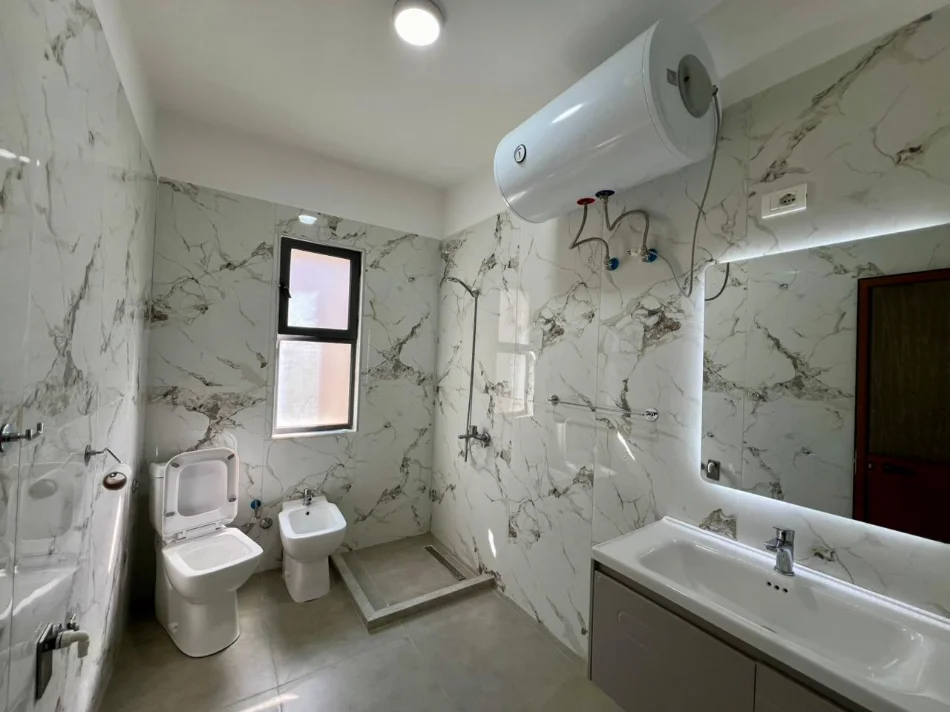 Tirane, jepet me qera shtepi 5+1+Ballkon Kati 2, 250 m² 550 € (Rruga Shefqet Kuka)