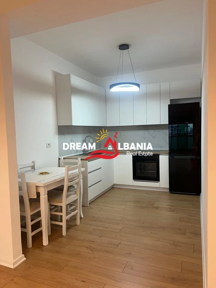 Tirane, jepet me qera apartament 2+1 , 100 m² 700 € (Selvia)