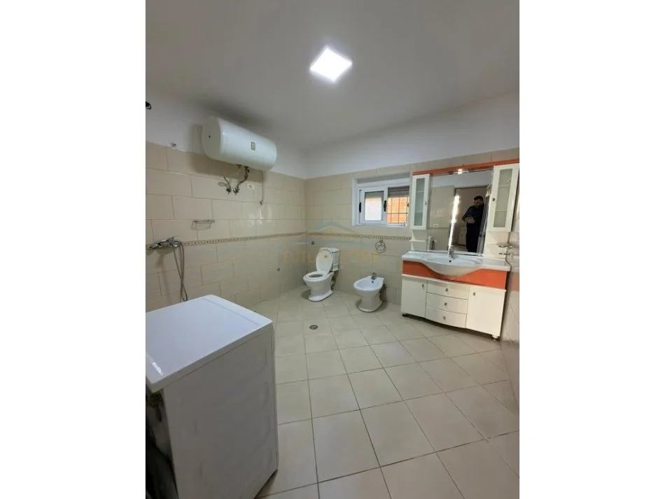 Tirane, jepet me qera apartament 2+1+Ballkon Kati 2, 203 m² 750 € (Don Bosko)