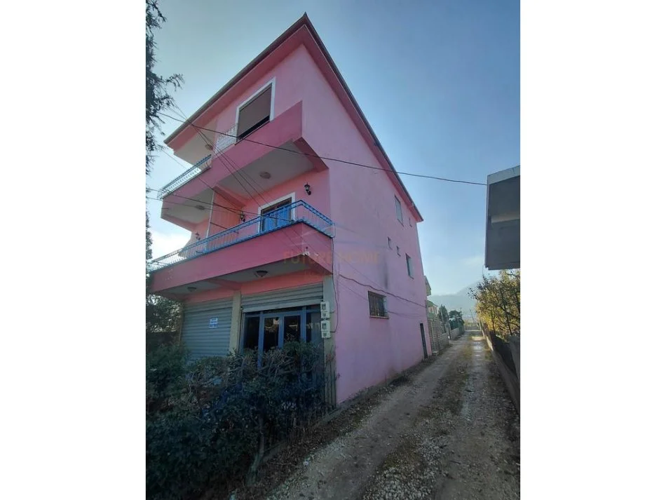 Pogradec, shitet shtepi 3 Katshe Kati 3, 305 m² 280.000 € (Rruga Nacionale Pogradec-Korcë)