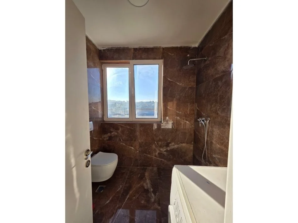 Tirane, jepet me qera apartament duplex 2+1 Kati 8, 130 m² 700 € (Shkoze)