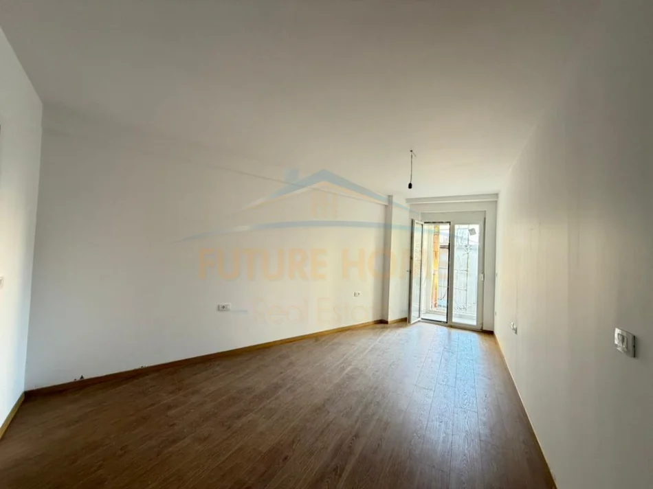 Tirane, jepet me qera zyre Kati 1, 128 m² 1.600 € (Air Albania)