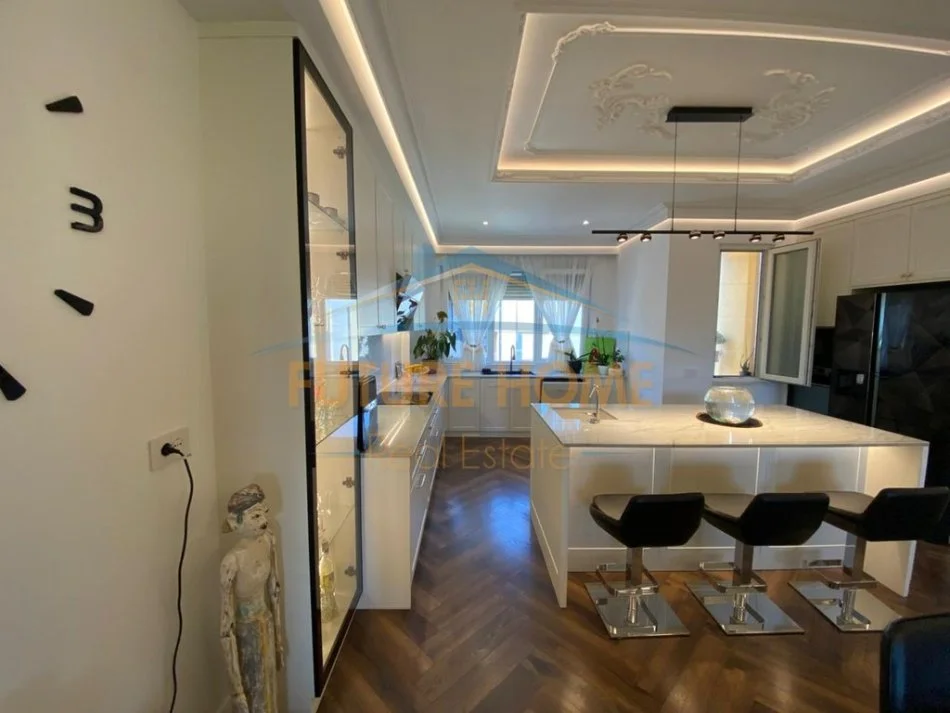 Tirane, shitet apartament 4+1+3+2Poste Parkimi+Ballkon Kati 6, 257 m² 650.000 € (Rezidenca Euro 3D)