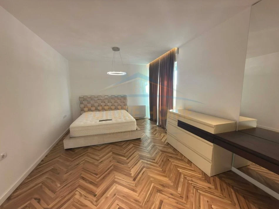Tirane, shitet apartament 2+1+Ballkon Kati 14, 121 m² 750.000 € (Rruga Elb)