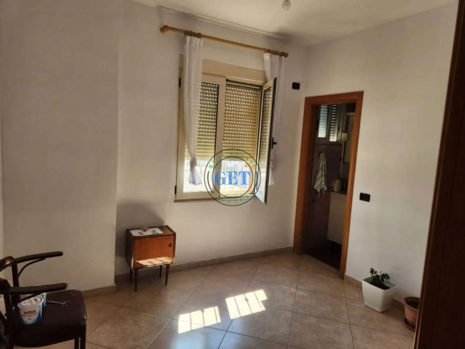 Durres, jepet me qera apartament 2+1+Ballkon Kati 12, 126 m² 300 € (Gjykata, Durres)