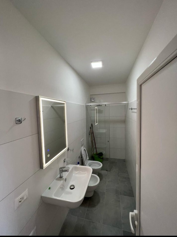 Jepet me qera Apartamenti 1+1 500 euro , rruga Kongresi i Lushnjes.