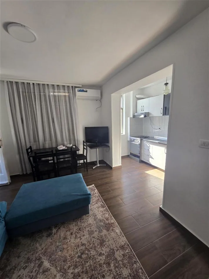 Tirane, jepet me qera apartament 1+1 Kati 2, 70 m² 450 € (Brryl prane Bar Oslo)
