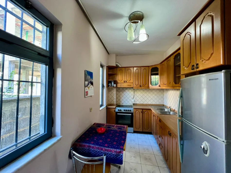 Tirane, jepet me qera shtepi 5+1+Ballkon Kati 2, 250 m² 550 € (Rruga Shefqet Kuka)