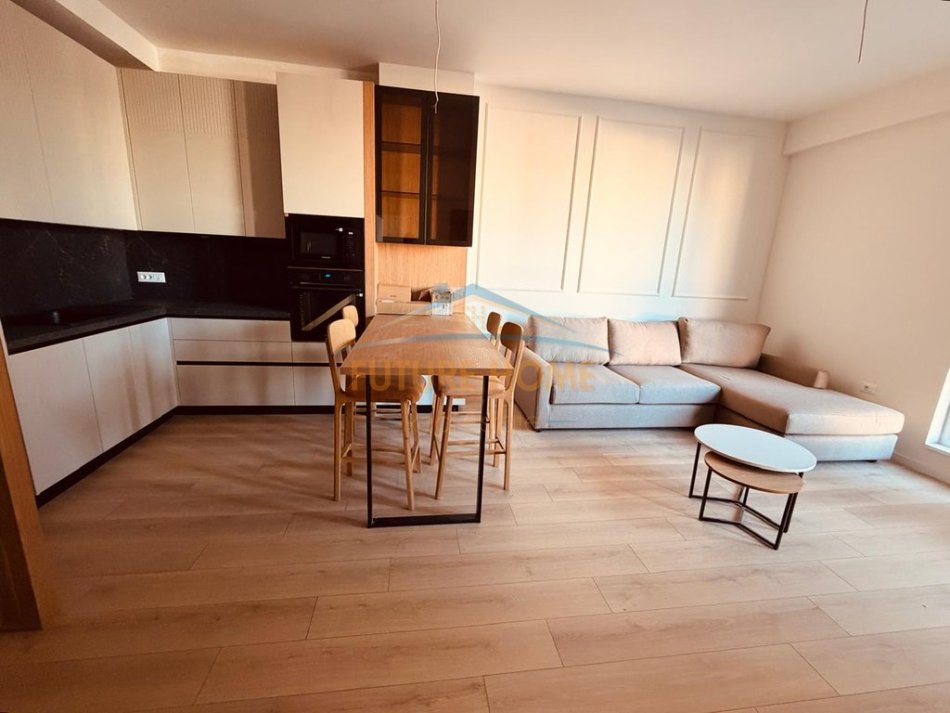 Tirane, jepet me qera apartament 1+1+Ballkon Kati 4, 58 m² 800 € (Komuna e Parisit)