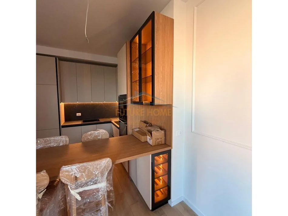 Tirane, jap me qera apartament 1+1+Ballkon Kati 4, 58 m² 800 € (KOMUNA E PARISIT)