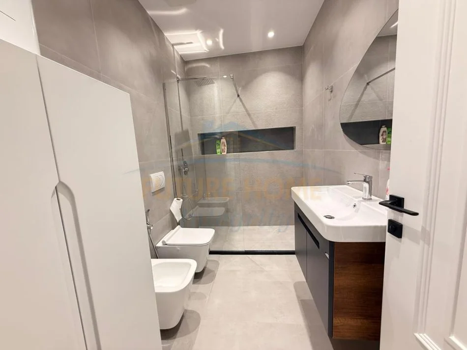 Tirane, shitet apartament 2+1+Ballkon Kati 8, 111 m² 340.000 € (Rruga e Elbasanit)