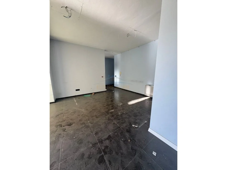 Tirane, jepet me qera ambjent biznesi Kati 2, 377 m² 5.000 €