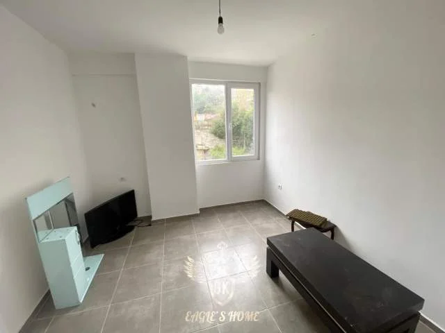 Durres, jepet me qera apartament Kati 2, 99 m² 250 Euro (Prapa Shkolles Eftali Koci,Cezmja Ferres)