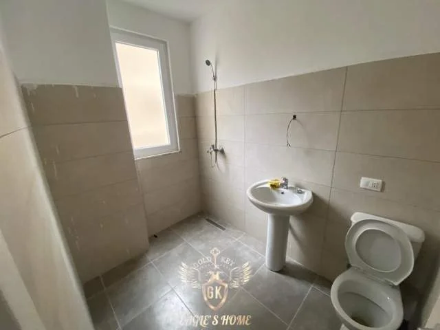 Durres, jepet me qera apartament Kati 2, 99 m² 250 Euro (Prapa Shkolles Eftali Koci,Cezmja Ferres)