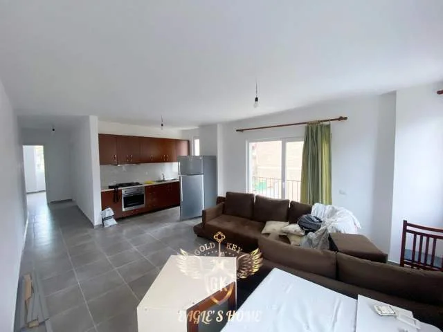 Durres, jepet me qera apartament Kati 2, 99 m² 250 Euro (Prapa Shkolles Eftali Koci,Cezmja Ferres)