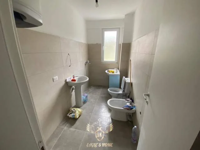 Durres, jepet me qera apartament Kati 2, 99 m² 250 Euro (Prapa Shkolles Eftali Koci,Cezmja Ferres)