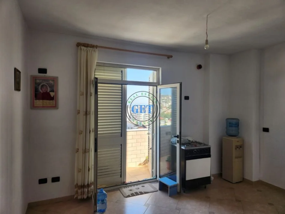 Durres, jepet me qera apartament 2+1 Kati 12, 126 m² 300 € (Gjykata, Durres)