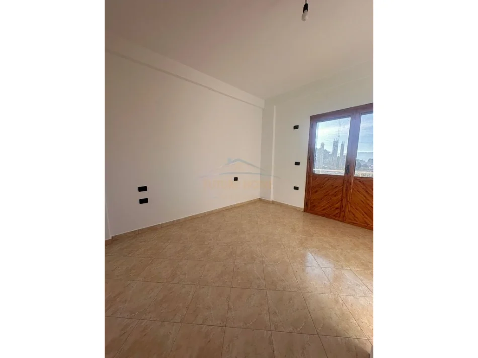 Vlore, jepet me qera Vile Kati 3, 315 m² 760 € (Fabrika e Cimentos)