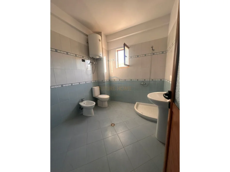 Vlore, jepet me qera Vile Kati 3, 315 m² 760 € (Fabrika e Cimentos)