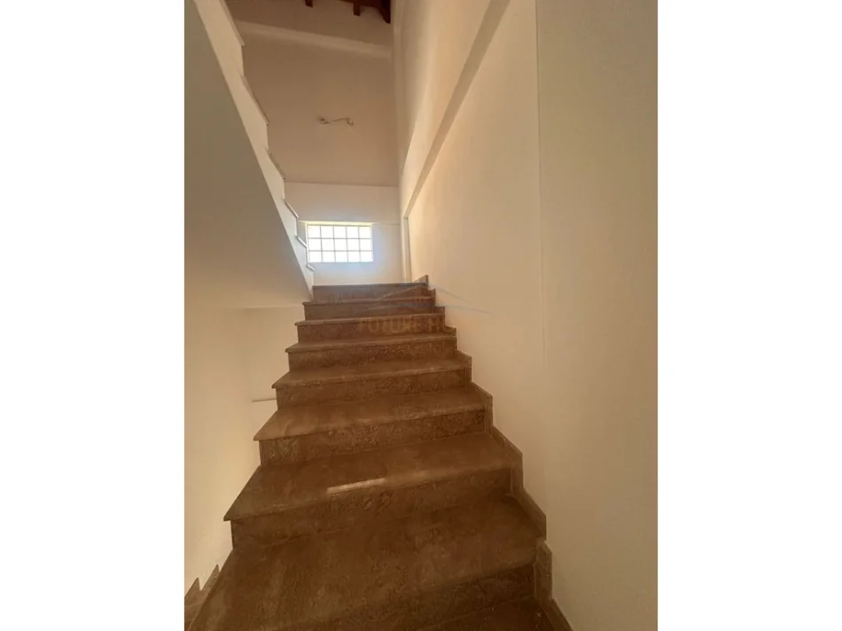 Vlore, jepet me qera Vile Kati 3, 315 m² 760 € (Fabrika e Cimentos)