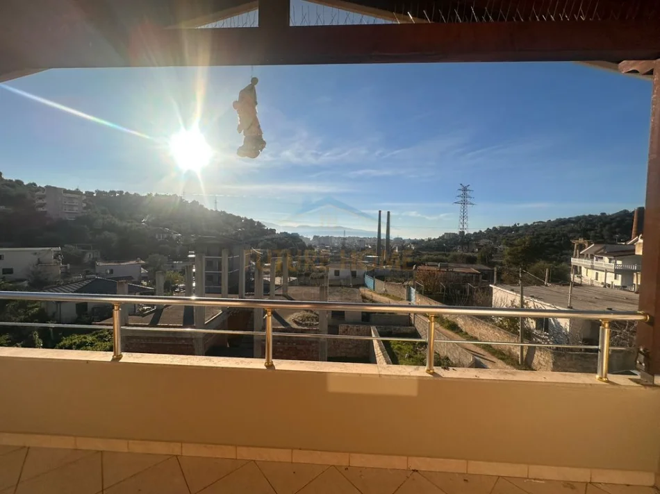 Vlore, jepet me qera Vile Kati 3, 315 m² 760 € (Fabrika e Cimentos)