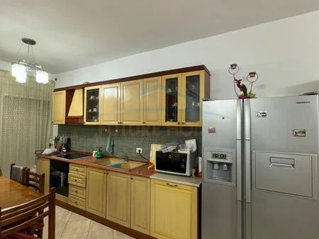 Tirane, jepet me qera apartament 2+1 Kati 1, 90 m² 500 € (Fresk)
