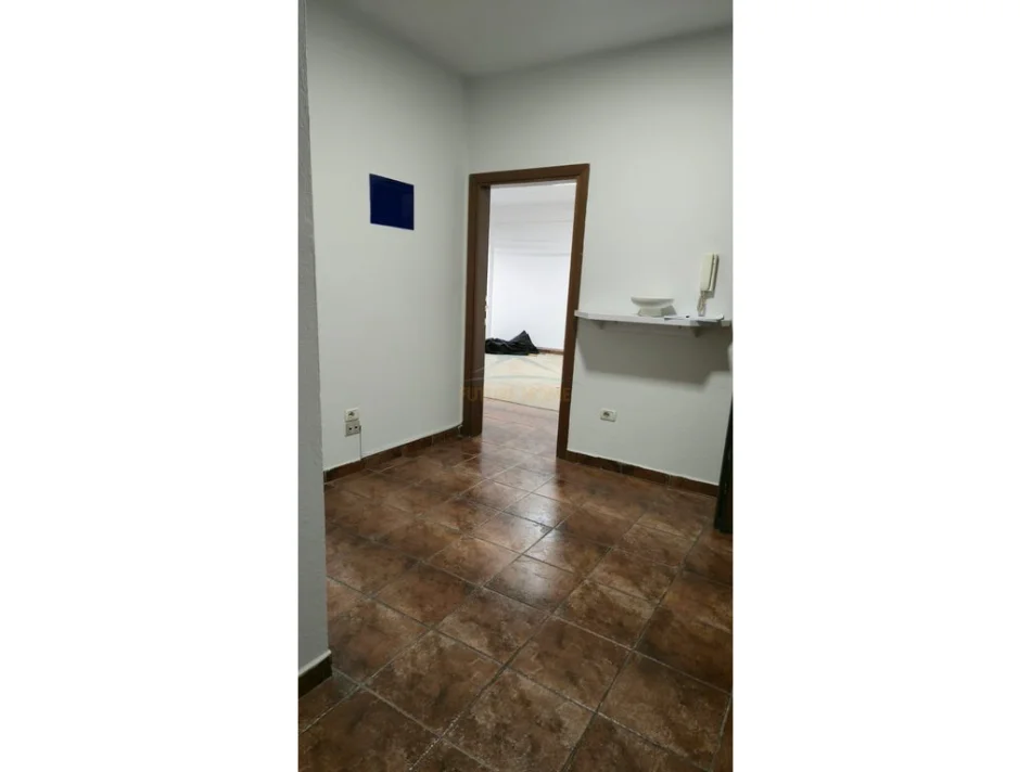 Tirane, jepet me qera apartament 2+1 Kati 1, 106 m² 800 € (Bulevardi Zhan D’Ark, pas Drejtorisë së Policisë)