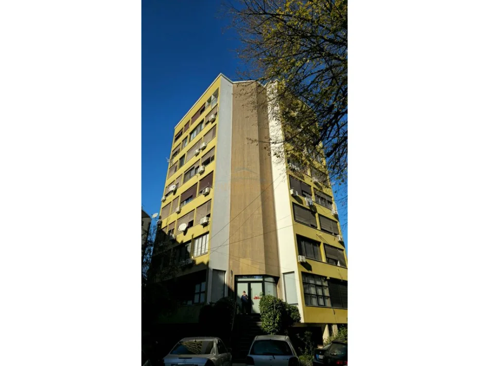 Tirane, jepet me qera apartament 2+1 Kati 1, 106 m² 800 € (Bulevardi Zhan D’Ark, pas Drejtorisë së Policisë)