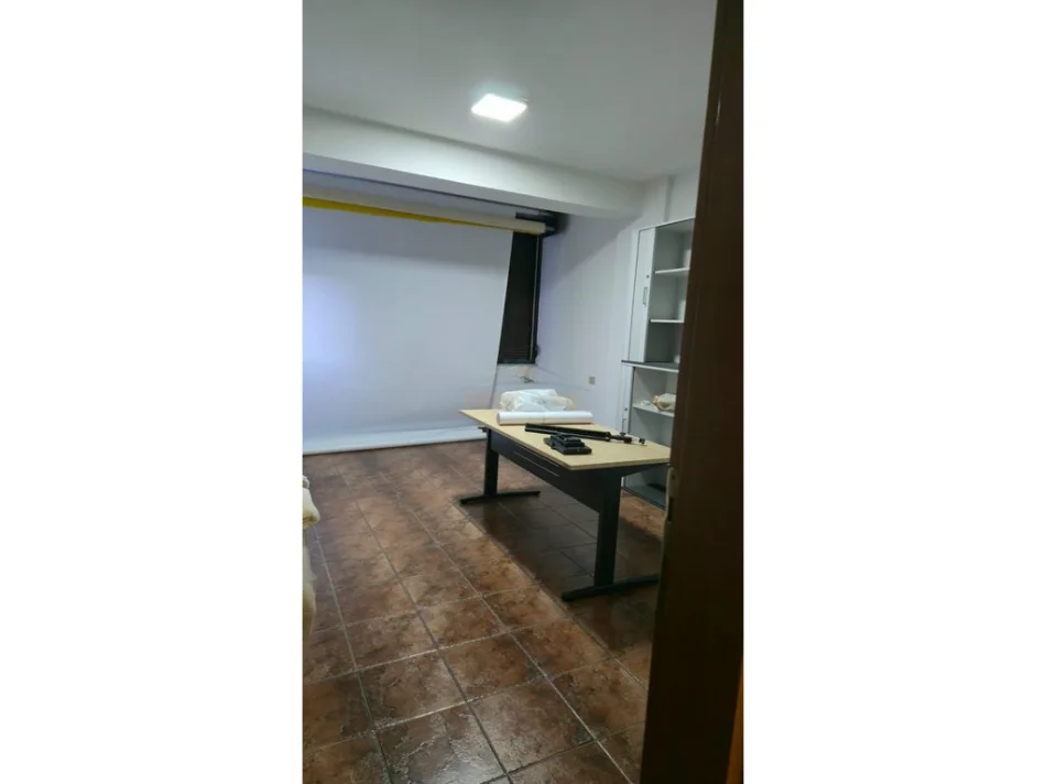 Tirane, jepet me qera apartament 2+1 Kati 1, 106 m² 800 € (Bulevardi Zhan D’Ark, pas Drejtorisë së Policisë)