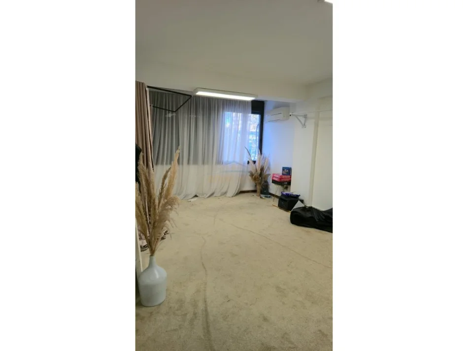 Tirane, jepet me qera apartament 2+1 Kati 1, 106 m² 800 € (Bulevardi Zhan D’Ark, pas Drejtorisë së Policisë)