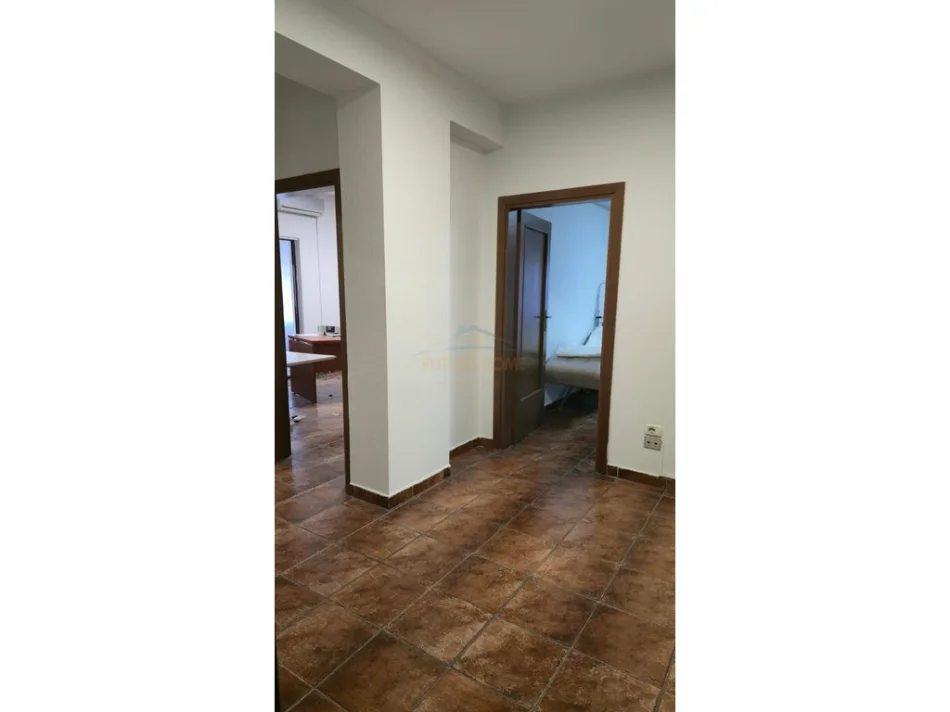 Tirane, jepet me qera apartament 2+1 Kati 1, 106 m² 800 € (Bulevardi Zhan D’Ark, pas Drejtorisë së Policisë)