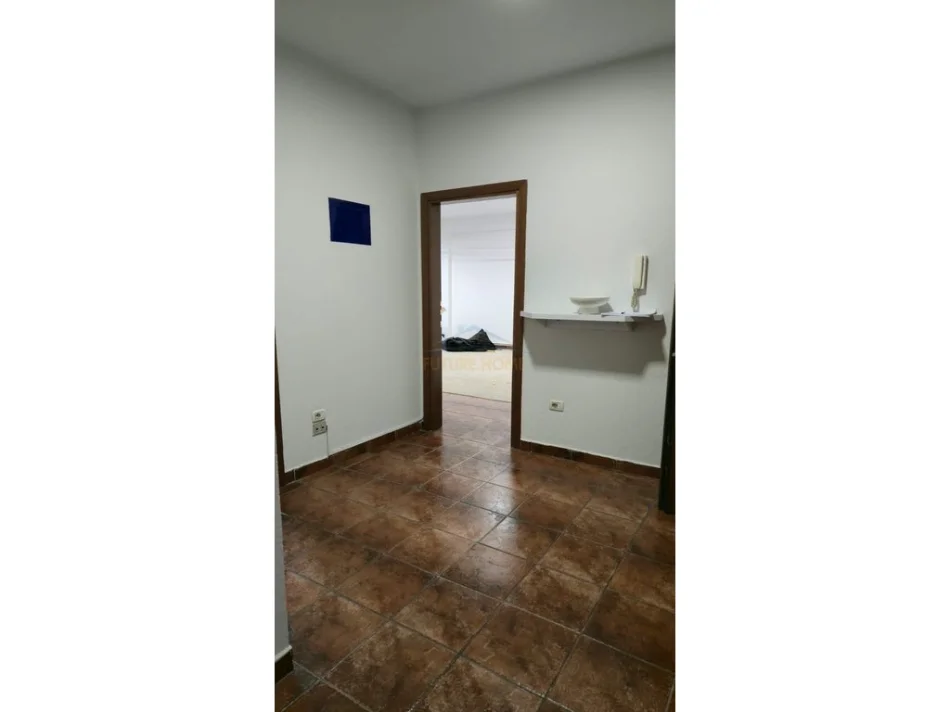 Tirane, jepet me qera apartament 2+1 Kati 1, 106 m² 800 € (Bulevardi Zhan D’Ark, pas Drejtorisë së Policisë)