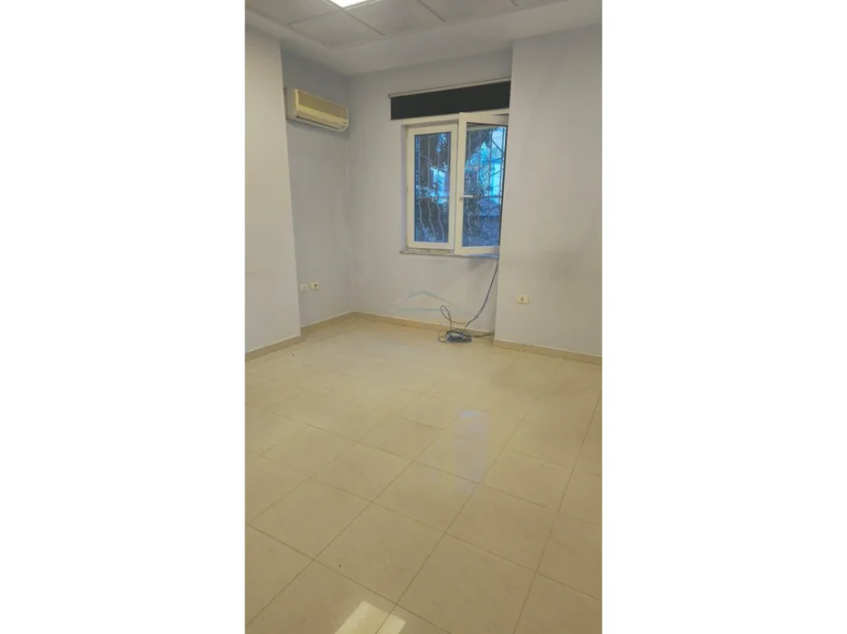 Tirane, shitet ambjent biznesi Kati 1, 75 m² 250.000 € (Qender, perballe monumentit Ushtari i Panjohur)