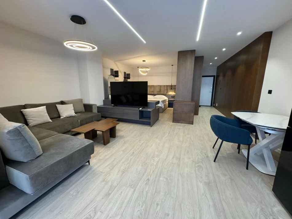 Tirane, jepet me qera apartament Kati 6, 650 € (Pazari Ri)