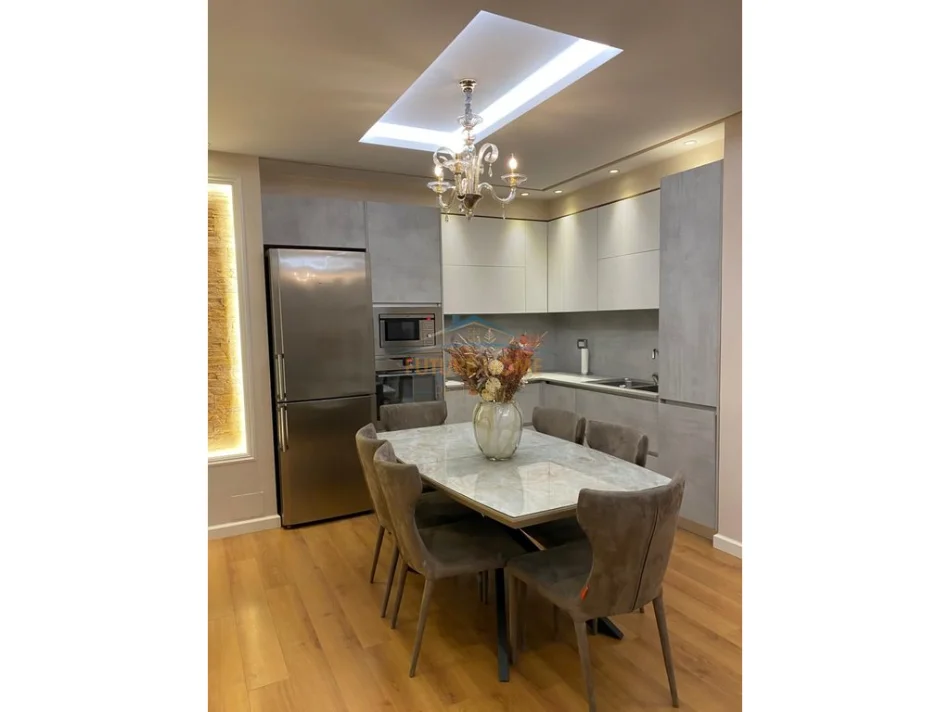 Tirane, jepet me qera apartament 3+1 Kati 3, 125 m² 900 € (Kinostudio)