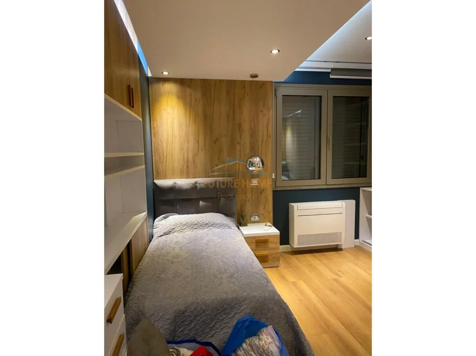 Tirane, jepet me qera apartament 3+1 Kati 3, 125 m² 900 € (Kinostudio)