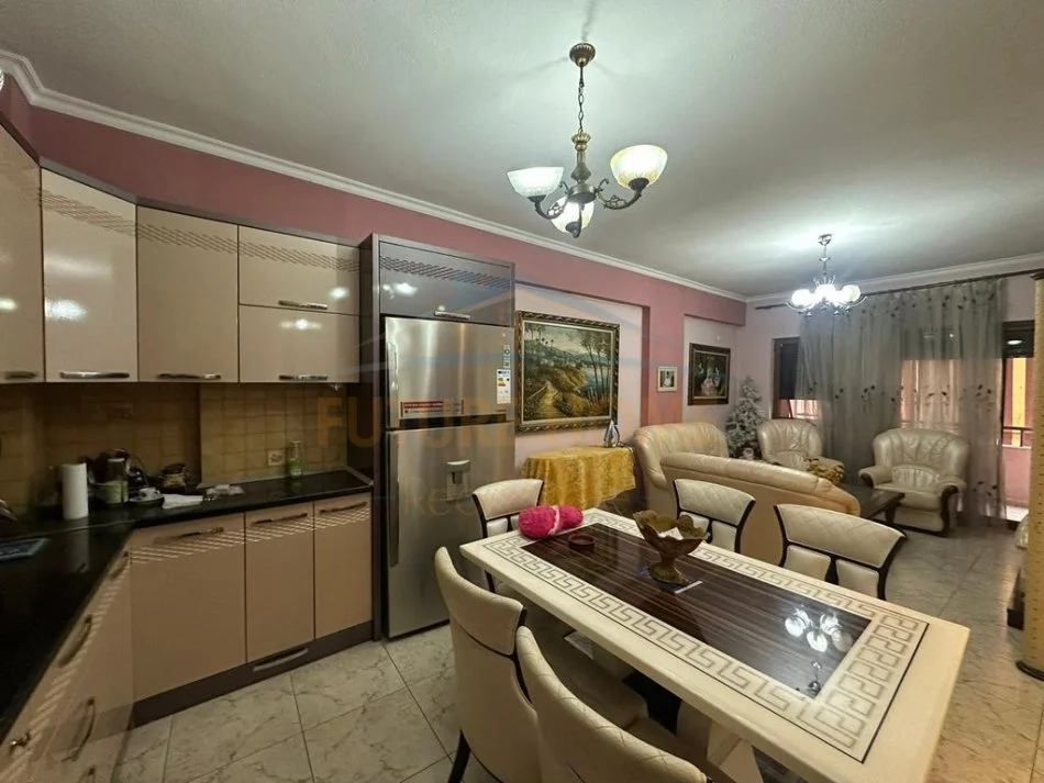 Tirane, shitet apartament 3+1+Ballkon Kati 3, 120 m² 220.000 € (Rruga Kongresi Manastirit)