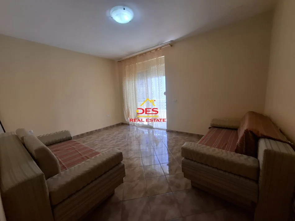 Vlore, jepet me qera apartament 2+1+Ballkon Kati 8, 120 m² 500 € (Rruga Sadik Zotaj)