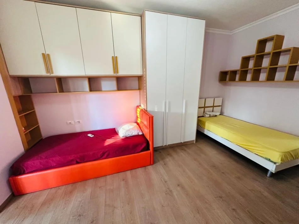 Tirane, jepet me qera apartament 2+1+Ballkon Kati 2, 110 m² 650 € 