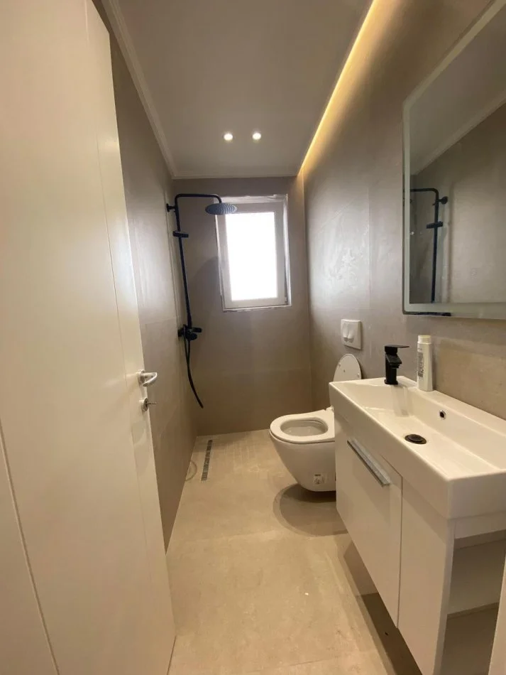 Tirane, jepet me qera apartament 2+1 Kati 10, 240 m² 1.500 € 