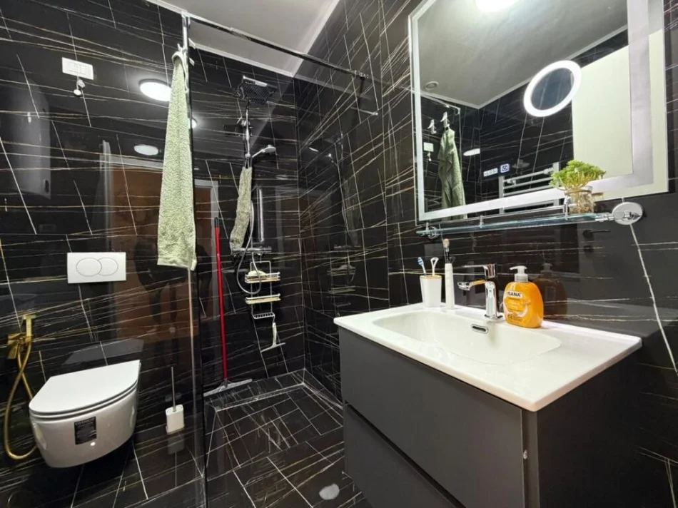 Tirane, jepet me qera apartament 2+1+Ballkon Kati 9, 140 m² 2.200 € (Liqeni artificial)